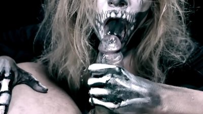 Demon cailín sucking coileach lena béal dubh agus shlogtha cum.